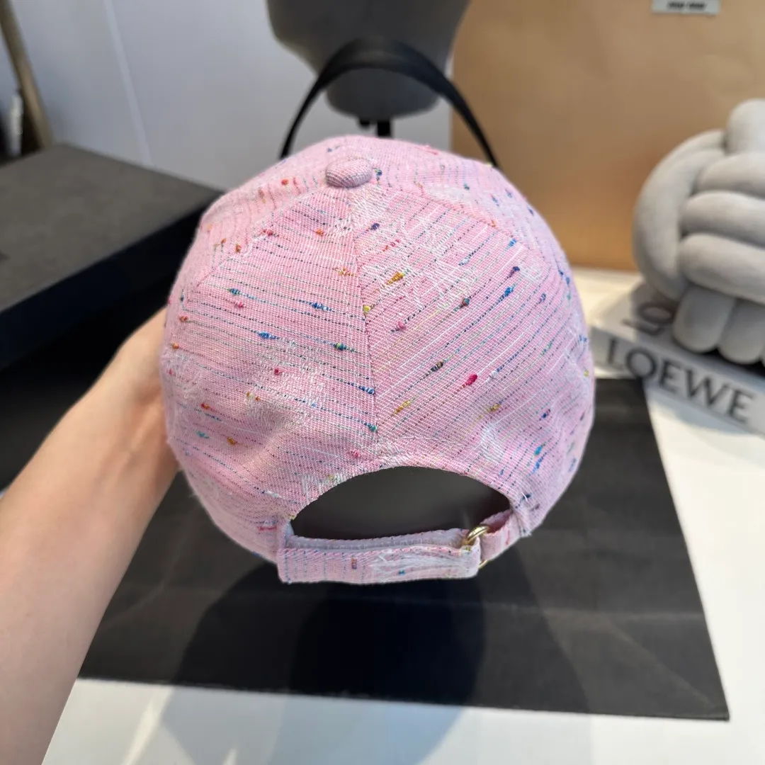 P56 Crow Heart 🆕🆕New baseball cap, personalized fashion classic cross logo, casual with a cool feeling, unisex style, same style for men and women! Very easy to match! Head circumference: 56-58cm is available